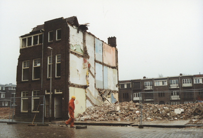 605915 Afbeelding van de sloop van de huizen aan de Staringstraat te Utrecht.